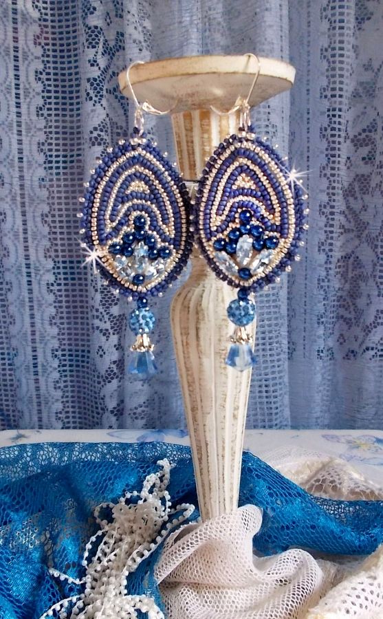 BO Marine Blue broderad med Swarovski-kristaller, runda glaspärlor och Miyuki fröpärlor.