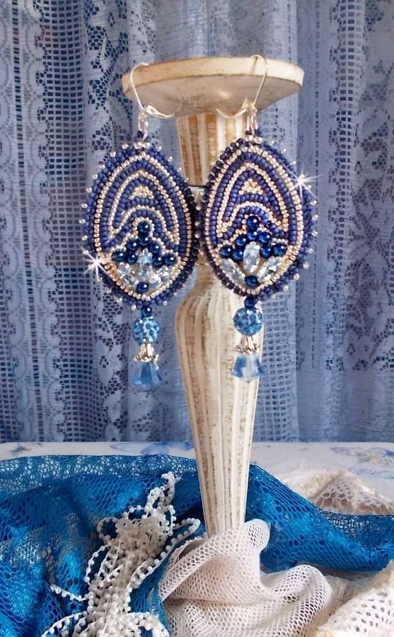 BO Marine Blue broderad med Swarovski-kristaller, runda glaspärlor och Miyuki fröpärlor.