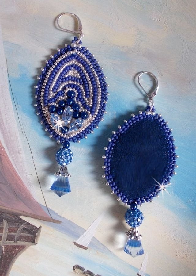 BO Marine Blue broderad med Swarovski-kristaller, runda glaspärlor och Miyuki fröpärlor.