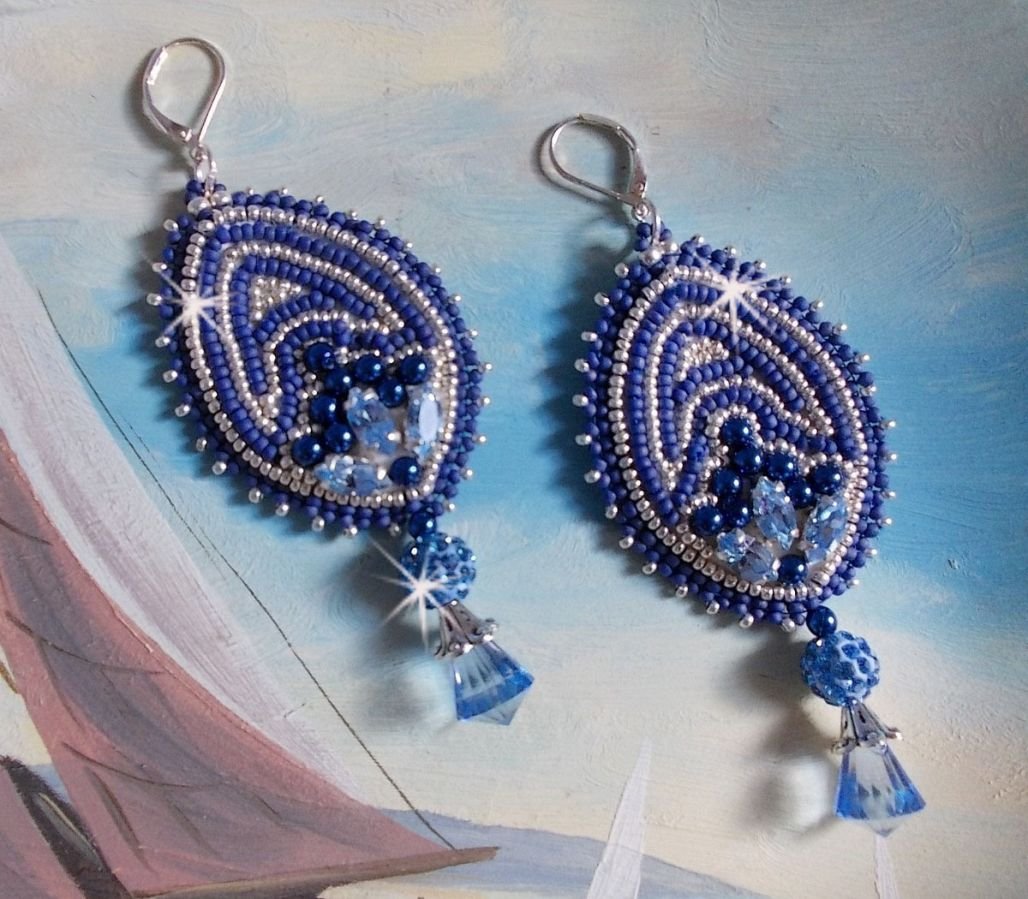 BO Marine Blue broderad med Swarovski-kristaller, runda glaspärlor och Miyuki fröpärlor.