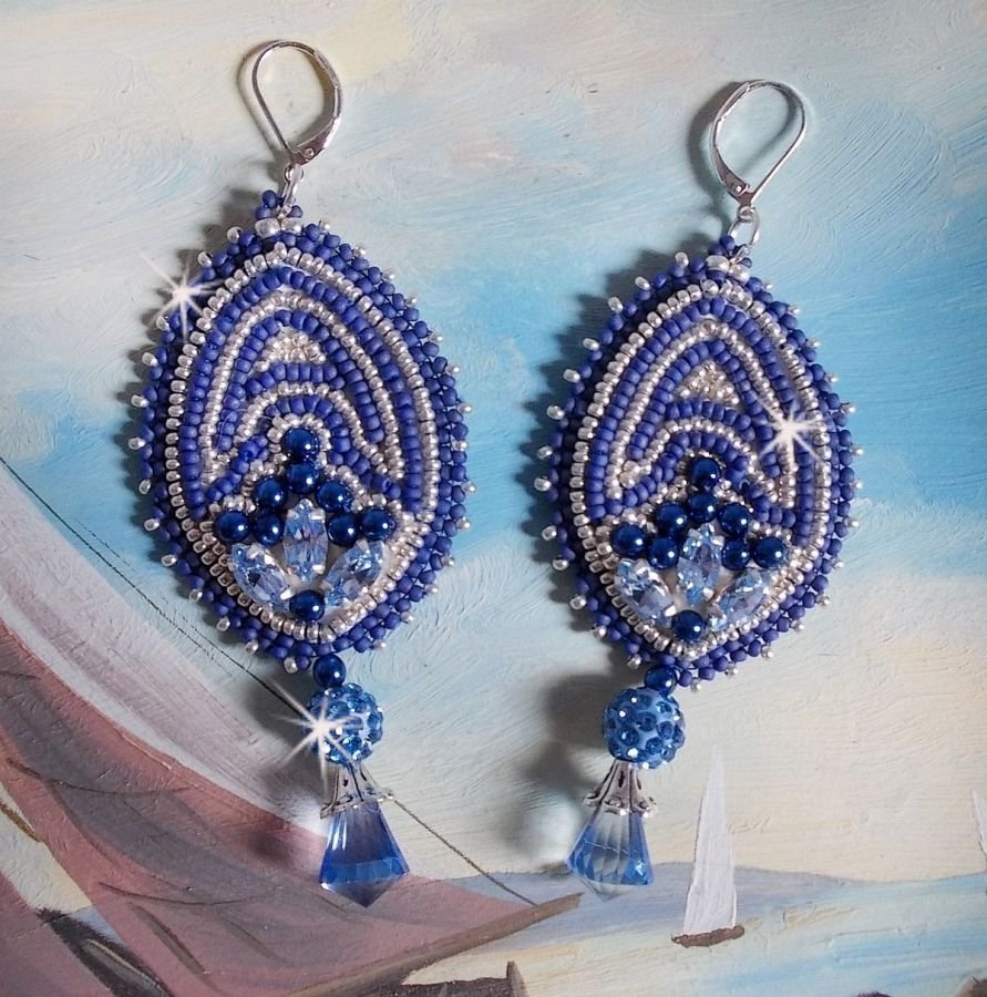 BO Marine Blue broderad med Swarovski-kristaller, runda glaspärlor och Miyuki fröpärlor.