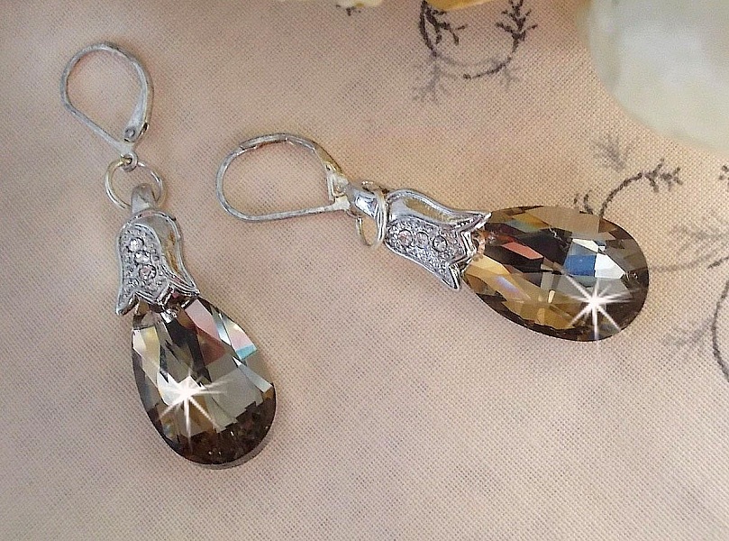 BO Merveilles Champagne skapad med sm&aring; silver strassl&aring;s och platta facetterade droppar.