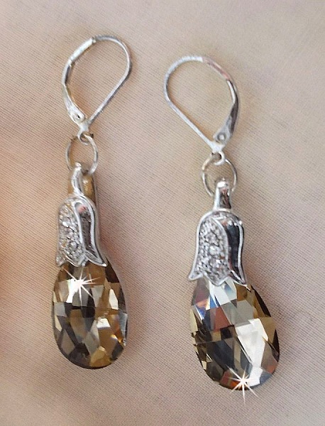 BO Merveilles Champagne skapad med sm&aring; silver strassl&aring;s och platta facetterade droppar.