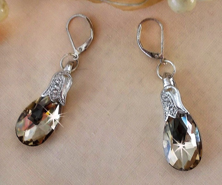 BO Merveilles Champagne skapad med sm&aring; silver strassl&aring;s och platta facetterade droppar.