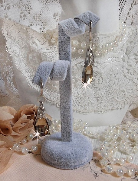 BO Merveilles Champagne skapad med sm&aring; silver strassl&aring;s och platta facetterade droppar.