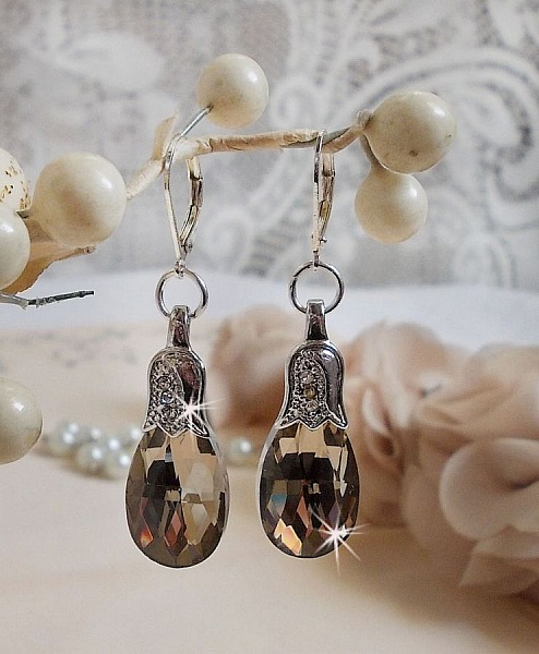 BO Merveilles Champagne skapad med sm&aring; silver strassl&aring;s och platta facetterade droppar.