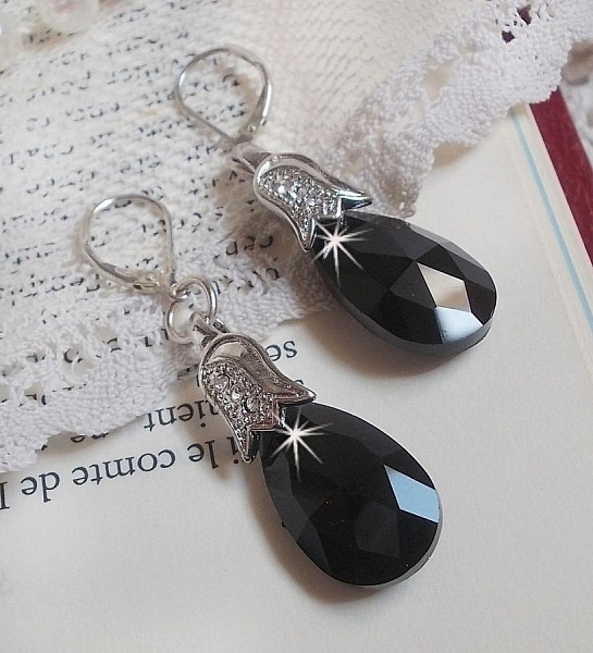 BO Merveilles Jet skapad med sm&aring; silverf&auml;rgade strassstenar och facetterade droppar.