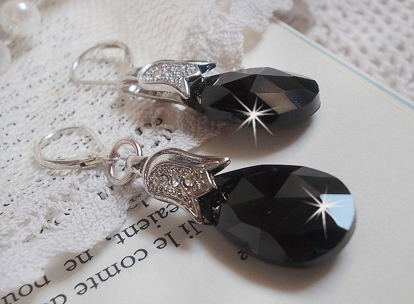 BO Merveilles Jet skapad med sm&aring; silverf&auml;rgade strassstenar och facetterade droppar.