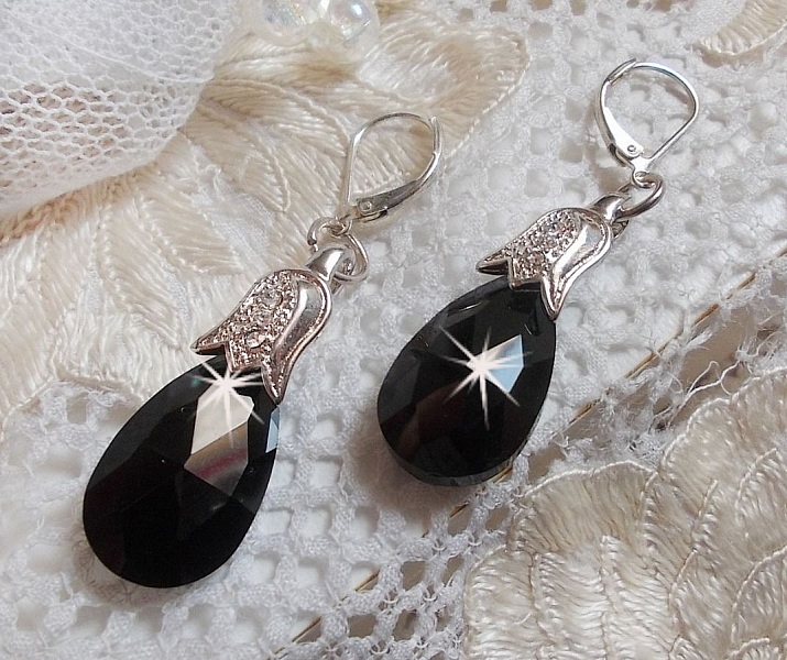 BO Merveilles Jet skapad med sm&aring; silverf&auml;rgade strassstenar och facetterade droppar.