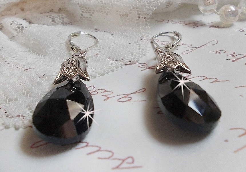 BO Merveilles Jet skapad med sm&aring; silverf&auml;rgade strassstenar och facetterade droppar.