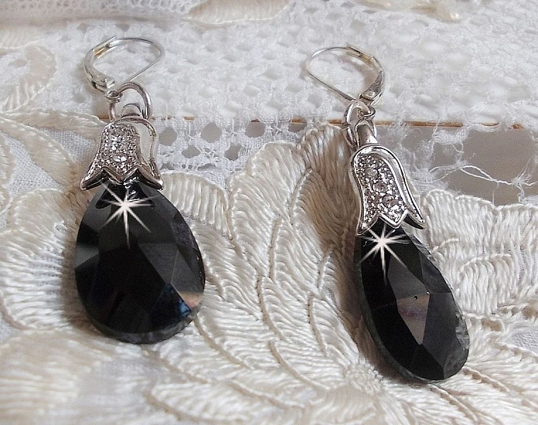 BO Merveilles Jet skapad med sm&aring; silverf&auml;rgade strassstenar och facetterade droppar.