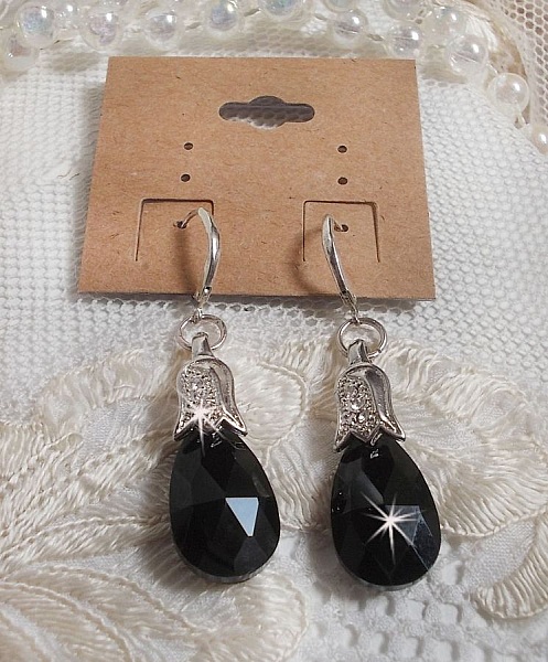 BO Merveilles Jet skapad med sm&aring; silverf&auml;rgade strassstenar och facetterade droppar.