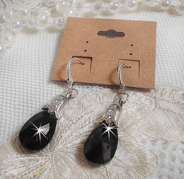 BO Merveilles Jet skapad med sm&aring; silverf&auml;rgade strassstenar och facetterade droppar.