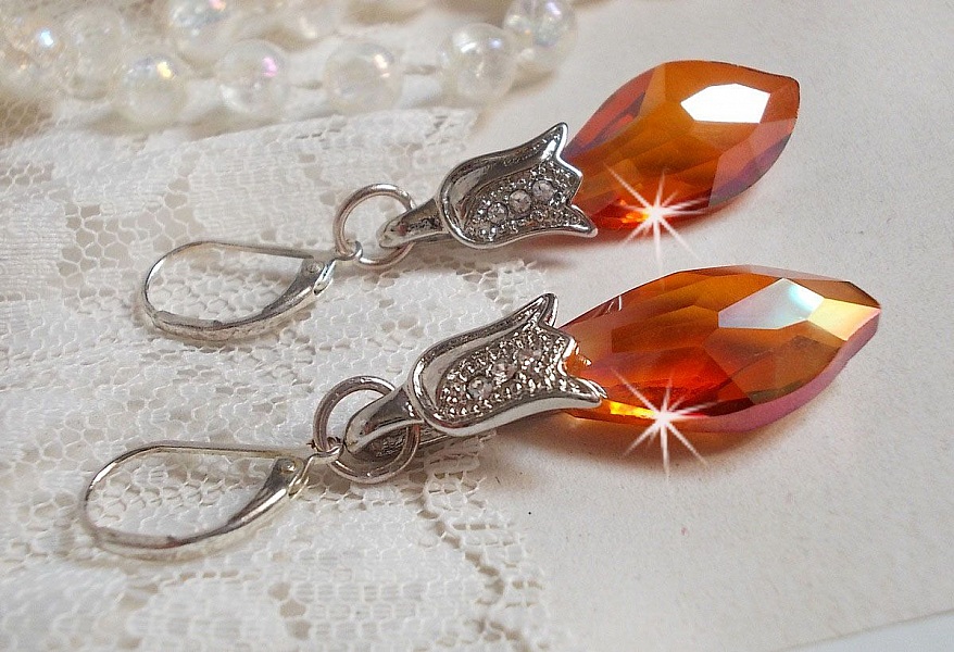 BO Merveilles Red Topaz avec des gouttes facett&eacute;es et des b&eacute;li&egrave;res gaufr&eacute;es de petit strass