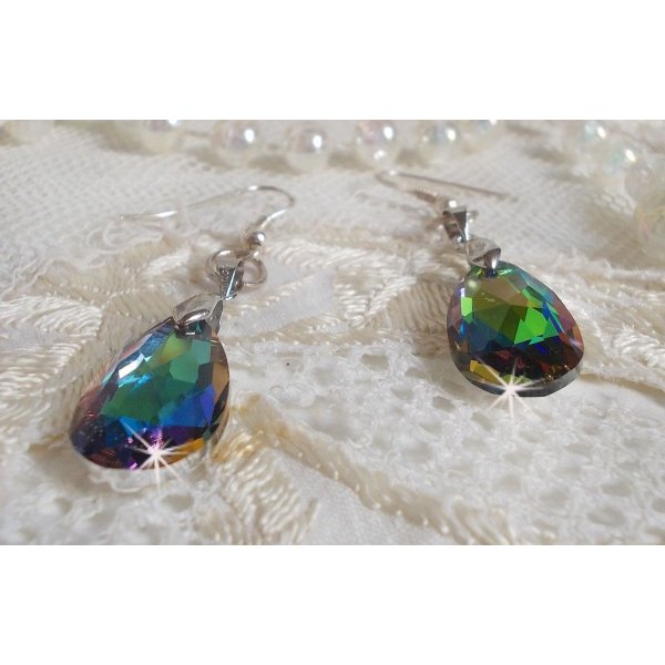 BO Merveilles Volcano avec des gouttes facettées et des bélières gaufrées de petit strass