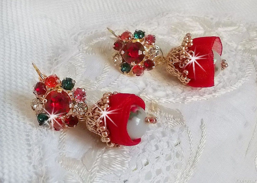 BO Mia broderad med Swarovski-kristaller, orange zirkoniumstenar, Fimo-p&auml;rlor och fr&ouml;p&auml;rlor.