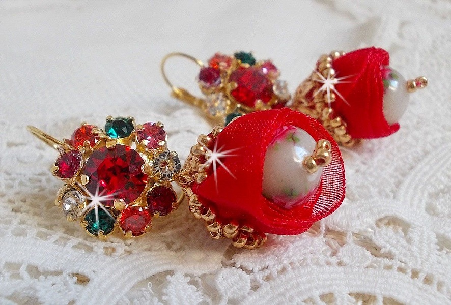 BO Mia broderad med Swarovski-kristaller, orange zirkoniumstenar, Fimo-p&auml;rlor och fr&ouml;p&auml;rlor.