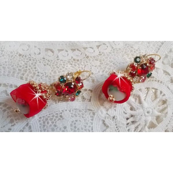 BO Mia broderad med Swarovski-kristaller, orange zirkoniumstenar, Fimo-pärlor och fröpärlor.
