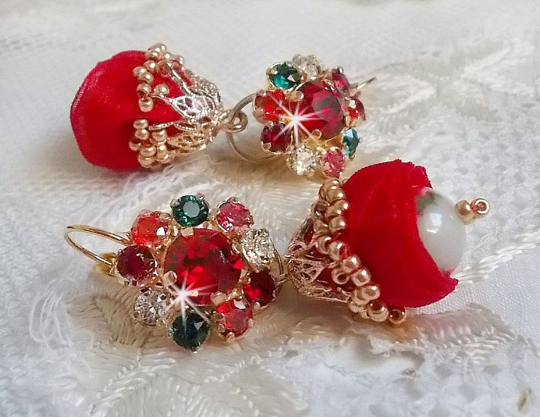 BO Mia broderad med Swarovski-kristaller, orange zirkoniumstenar, Fimo-p&auml;rlor och fr&ouml;p&auml;rlor.