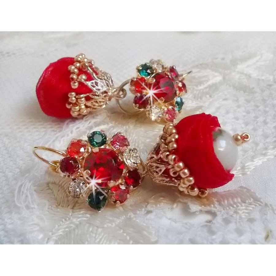 BO Mia broderad med Swarovski-kristaller, orange zirkoniumstenar, Fimo-pärlor och fröpärlor.