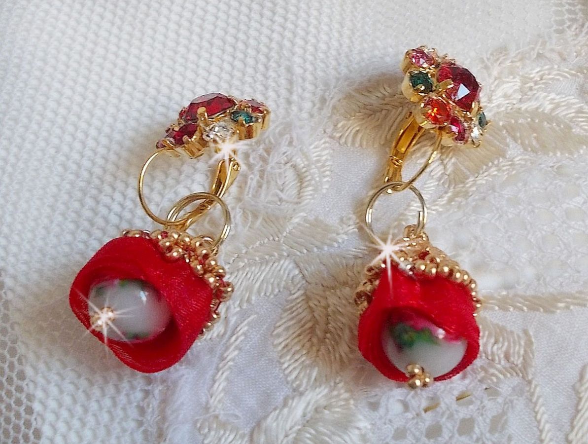 BO Mia broderad med Swarovski-kristaller, orange zirkoniumstenar, Fimo-pärlor och fröpärlor.