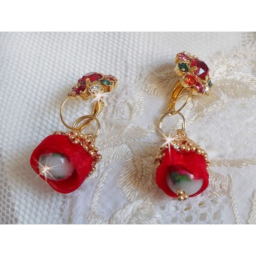 BO Mia broderad med Swarovski-kristaller, orange zirkoniumstenar, Fimo-pärlor och fröpärlor.