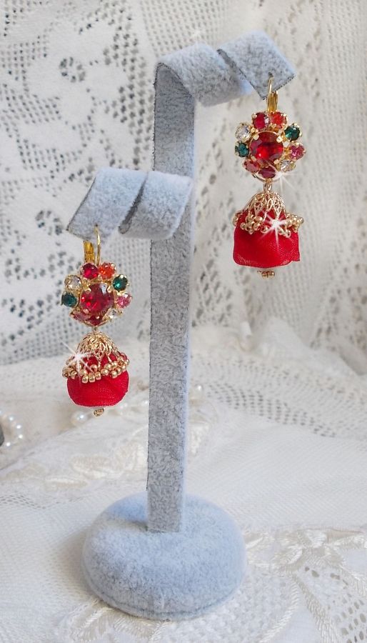 BO Mia broderad med Swarovski-kristaller, orange zirkoniumstenar, Fimo-pärlor och fröpärlor.
