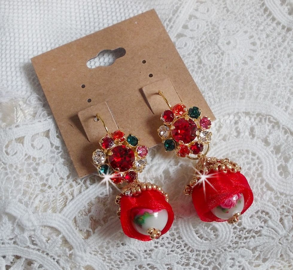 BO Mia broderad med Swarovski-kristaller, orange zirkoniumstenar, Fimo-pärlor och fröpärlor.