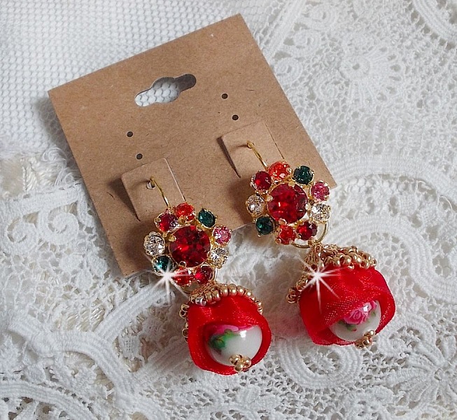 BO Mia broderad med Swarovski-kristaller, orange zirkoniumstenar, Fimo-p&auml;rlor och fr&ouml;p&auml;rlor.