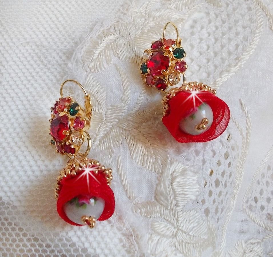 BO Mia broderad med Swarovski-kristaller, orange zirkoniumstenar, Fimo-pärlor och fröpärlor.