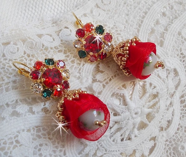 BO Mia broderad med Swarovski-kristaller, orange zirkoniumstenar, Fimo-p&auml;rlor och fr&ouml;p&auml;rlor.