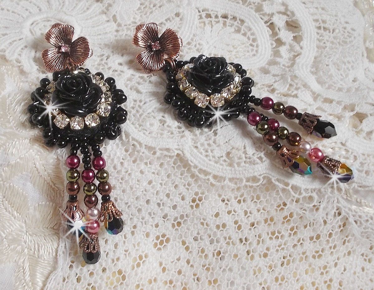 BO Midnight Daisy broderad med pärlpärlor, Swarovski kristaller, silver Crystal pärlor och Miyuki fröpärlor.