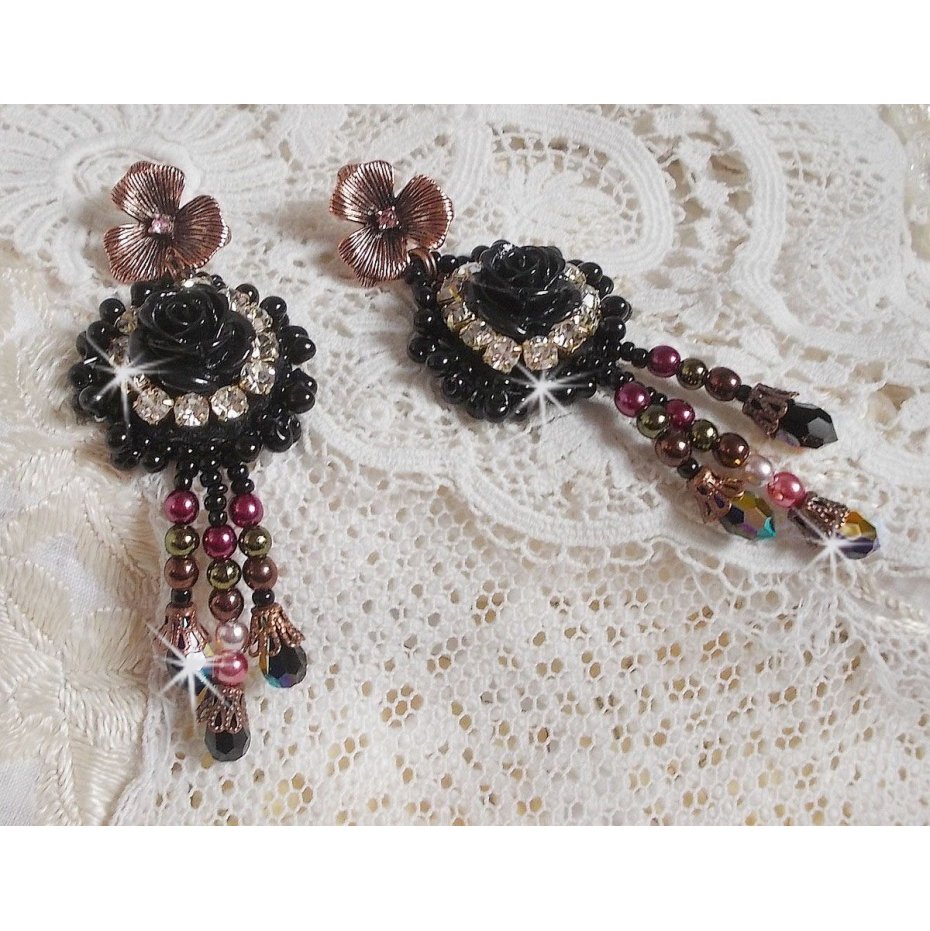 BO Midnight Daisy broderad med pärlpärlor, Swarovski kristaller, silver Crystal pärlor och Miyuki fröpärlor.