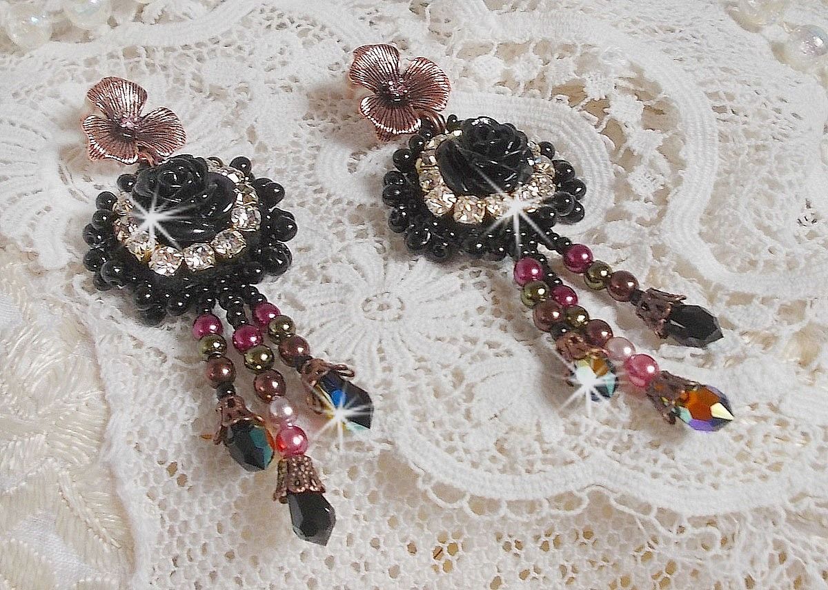 BO Midnight Daisy broderad med pärlpärlor, Swarovski kristaller, silver Crystal pärlor och Miyuki fröpärlor.