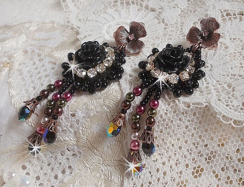 BO Midnight Daisy broderad med p&auml;rlp&auml;rlor, Swarovski kristaller, silver Crystal p&auml;rlor och Miyuki fr&ouml;p&auml;rlor.