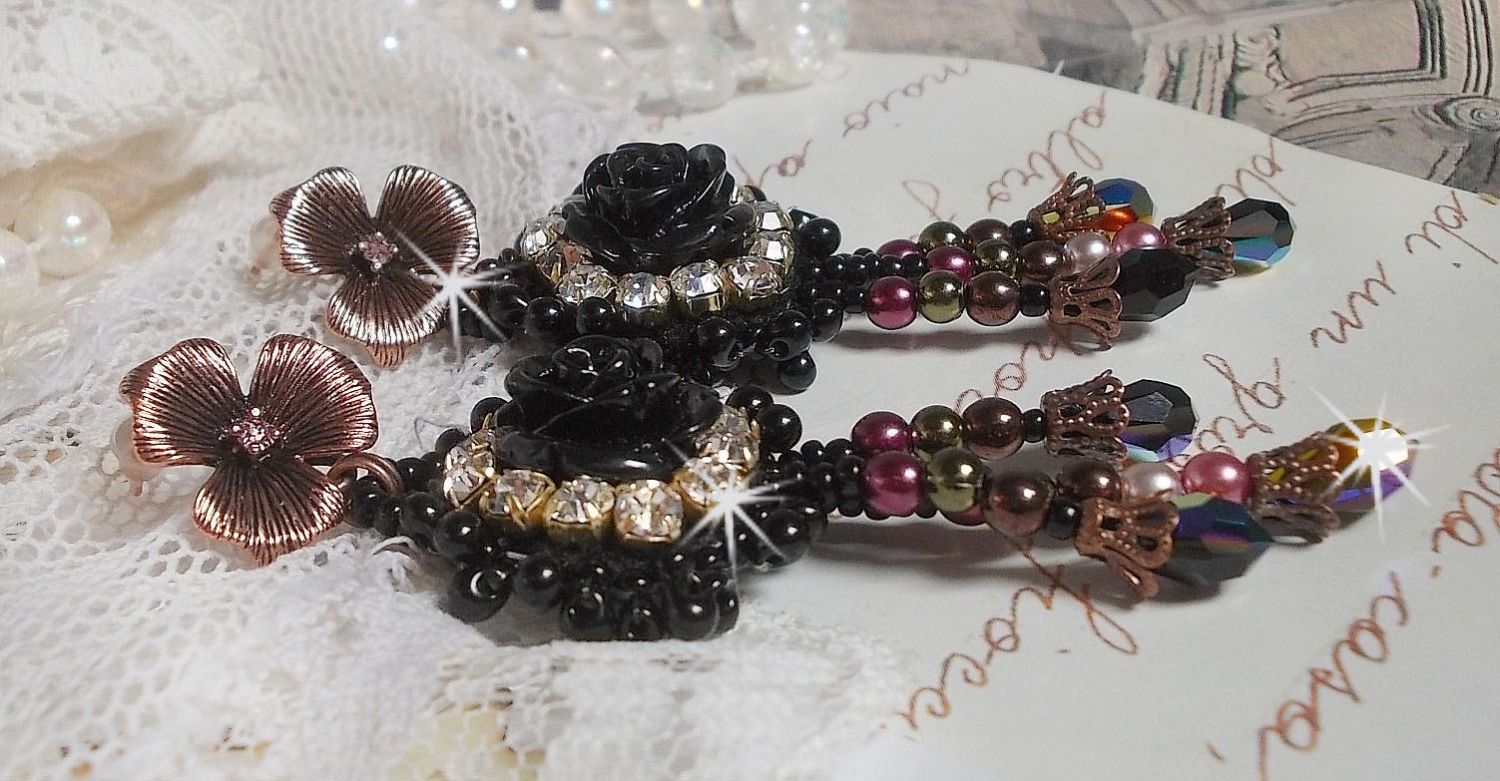 BO Midnight Daisy broderad med pärlpärlor, Swarovski kristaller, silver Crystal pärlor och Miyuki fröpärlor.