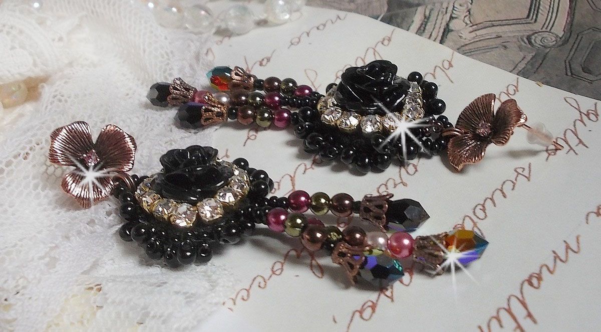 BO Midnight Daisy broderad med pärlpärlor, Swarovski kristaller, silver Crystal pärlor och Miyuki fröpärlor.