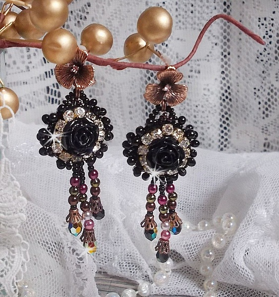 BO Midnight Daisy broderad med p&auml;rlp&auml;rlor, Swarovski kristaller, silver Crystal p&auml;rlor och Miyuki fr&ouml;p&auml;rlor.