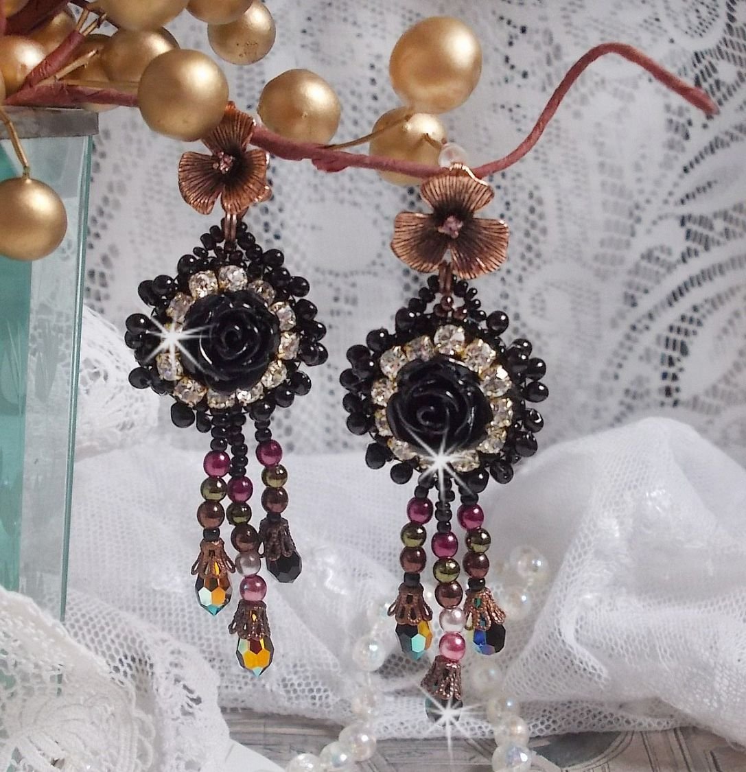 BO Midnight Daisy broderad med pärlpärlor, Swarovski kristaller, silver Crystal pärlor och Miyuki fröpärlor.