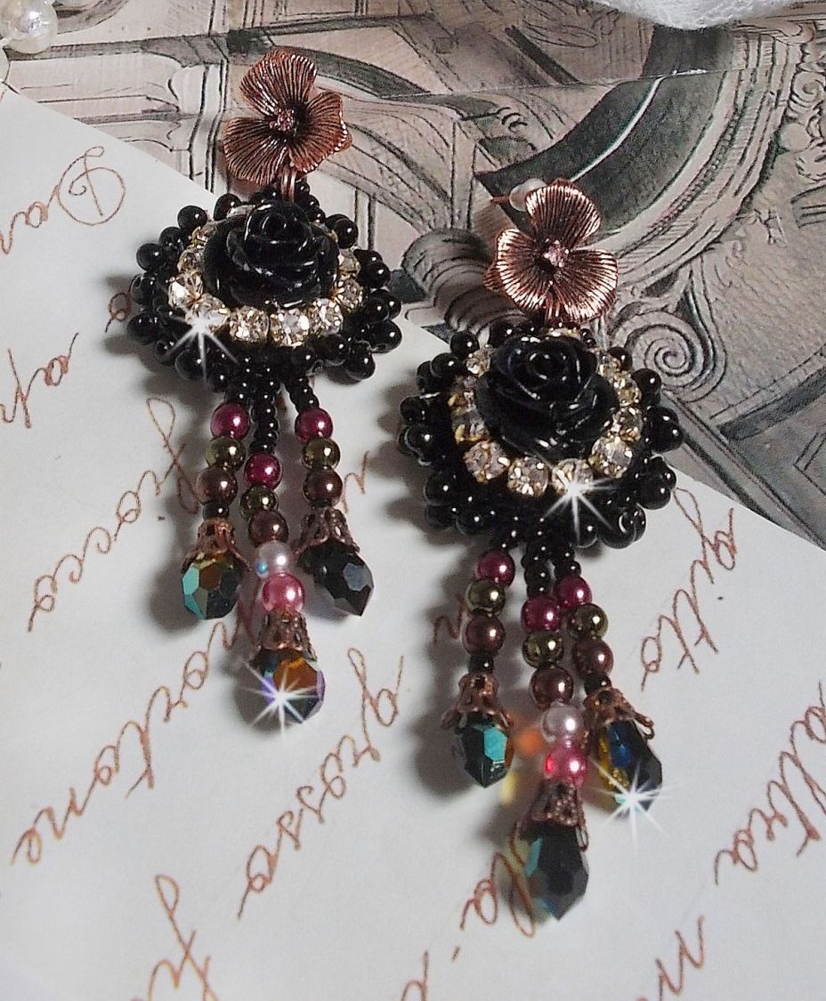 BO Midnight Daisy broderad med pärlpärlor, Swarovski kristaller, silver Crystal pärlor och Miyuki fröpärlor.