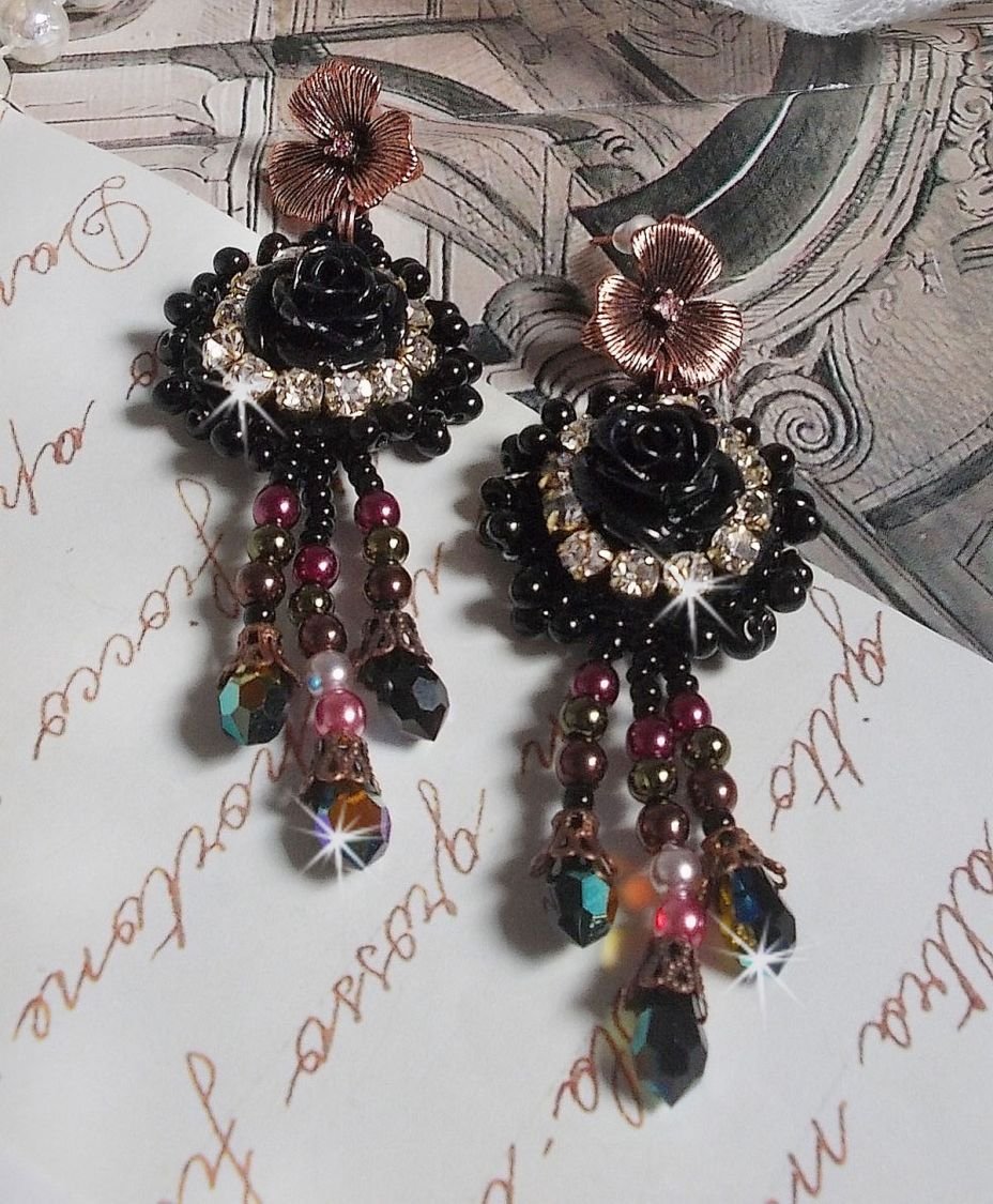 BO Midnight Daisy broderad med pärlpärlor, Swarovski kristaller, silver Crystal pärlor och Miyuki fröpärlor.