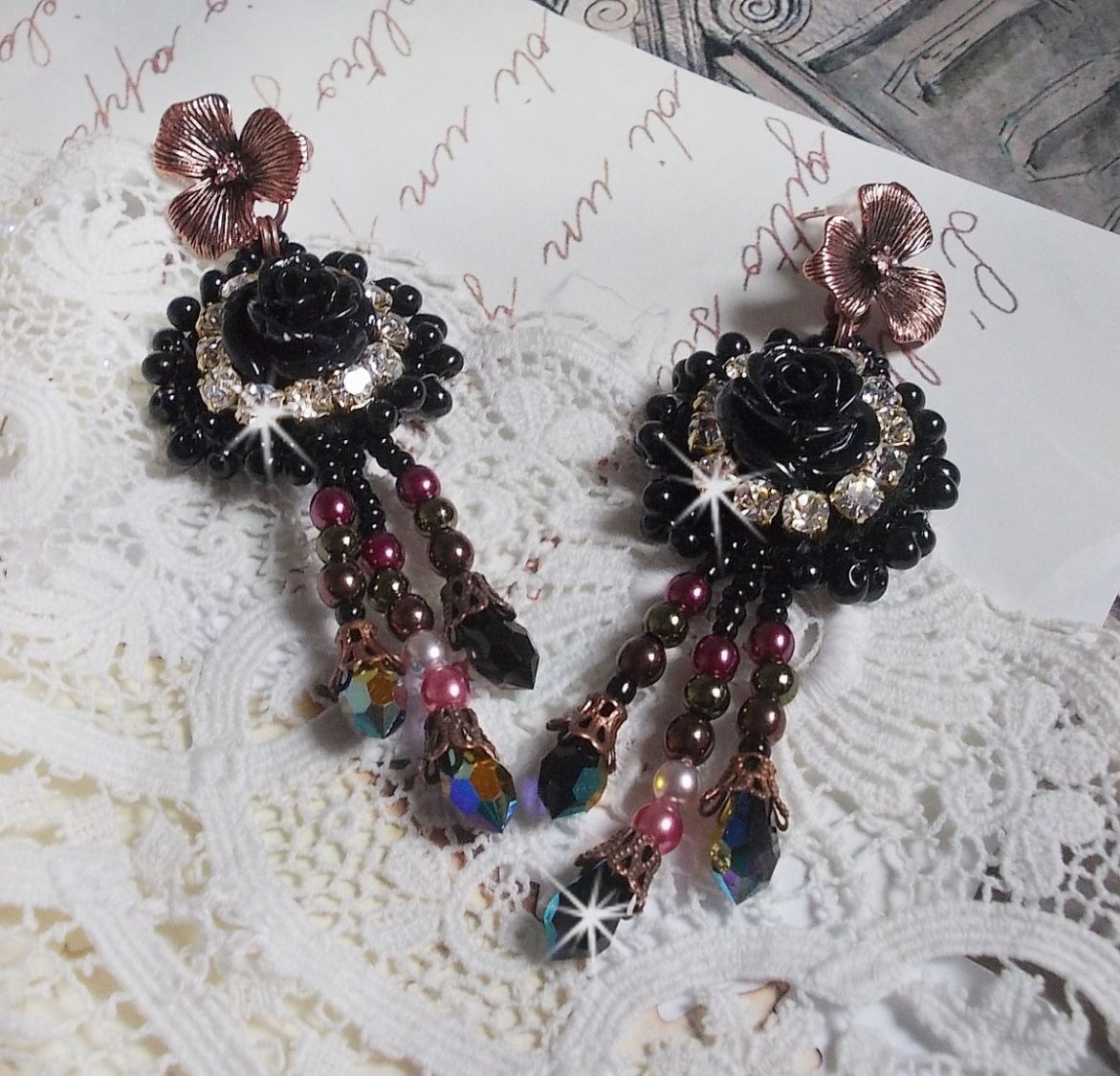 BO Midnight Daisy broderad med pärlpärlor, Swarovski kristaller, silver Crystal pärlor och Miyuki fröpärlor.