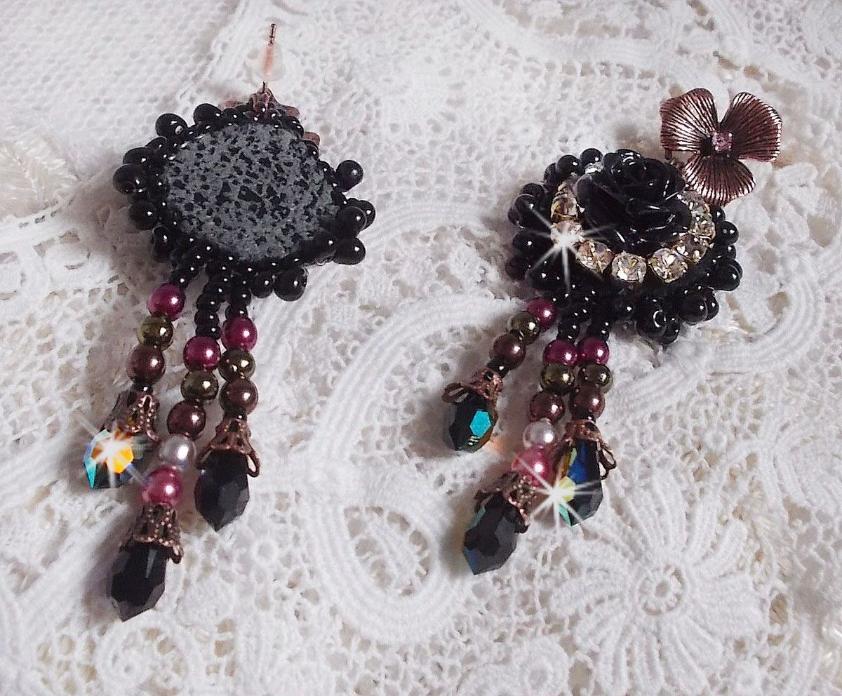 BO Midnight Daisy broderad med pärlpärlor, Swarovski kristaller, silver Crystal pärlor och Miyuki fröpärlor.