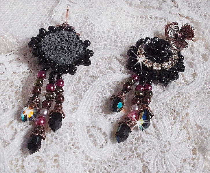 BO Midnight Daisy broderad med p&auml;rlp&auml;rlor, Swarovski kristaller, silver Crystal p&auml;rlor och Miyuki fr&ouml;p&auml;rlor.