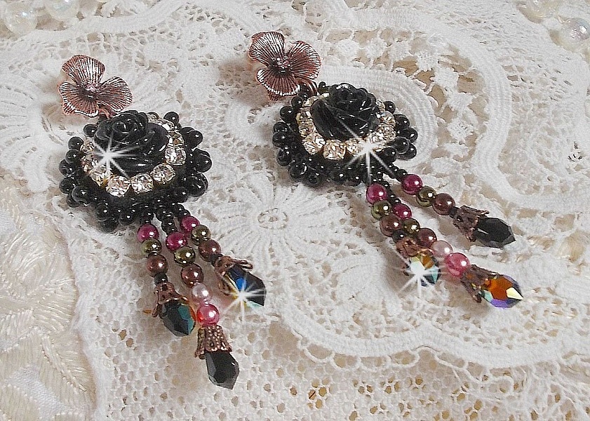 BO Midnight Daisy broderad med p&auml;rlp&auml;rlor, Swarovski kristaller, silver Crystal p&auml;rlor och Miyuki fr&ouml;p&auml;rlor.