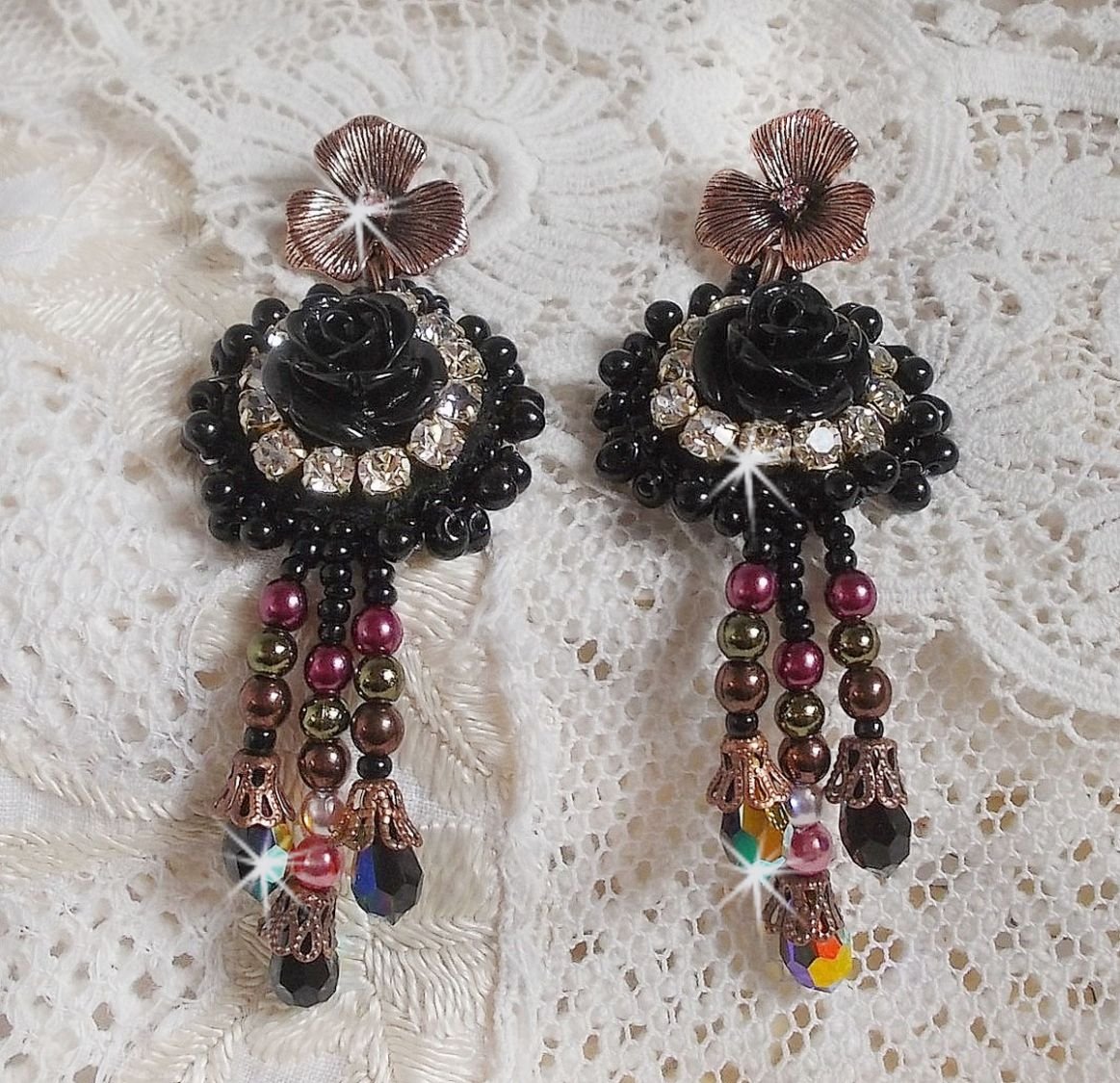 BO Midnight Daisy broderad med pärlpärlor, Swarovski kristaller, silver Crystal pärlor och Miyuki fröpärlor.
