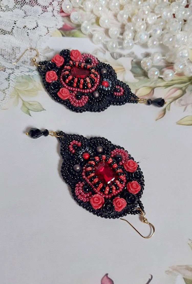 BO Midnight in Paris broderad med Swarovski-kristaller, röda rosor i harts, pärlpärlor, fröpärlor och 14 karat guldfyllda öronkrokar.