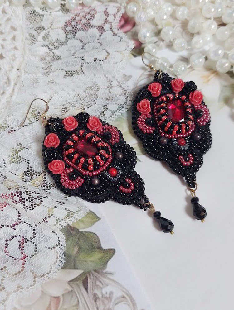 BO Midnight in Paris broderad med Swarovski-kristaller, röda rosor i harts, pärlpärlor, fröpärlor och 14 karat guldfyllda öronkrokar.