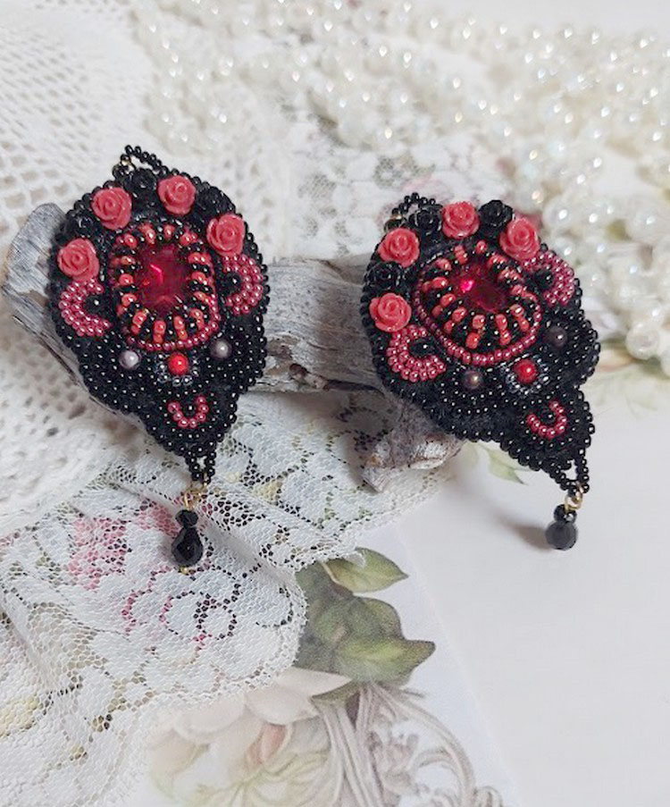 BO Midnight in Paris broderad med Swarovski-kristaller, röda rosor i harts, pärlpärlor, fröpärlor och 14 karat guldfyllda öronkrokar.