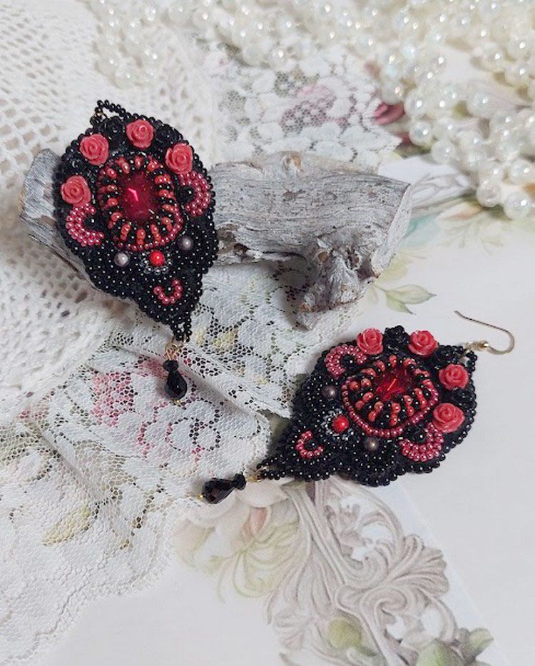 BO Midnight in Paris broderad med Swarovski-kristaller, röda rosor i harts, pärlpärlor, fröpärlor och 14 karat guldfyllda öronkrokar.